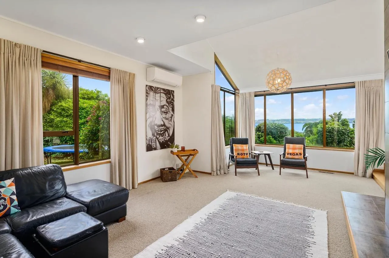 The Bird House - Kawaha Point, Rotorua. Stylish Six Bedroom Home With Space, Views And Relaxed Atmosphere 0*, Rotorua Nueva Zelanda