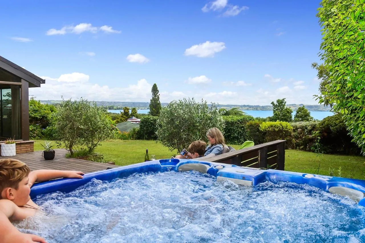 The Bird House - Kawaha Point, Rotorua. Stylish Six Bedroom Home With Space, Views And Relaxed Atmosphere 0*, Rotorua