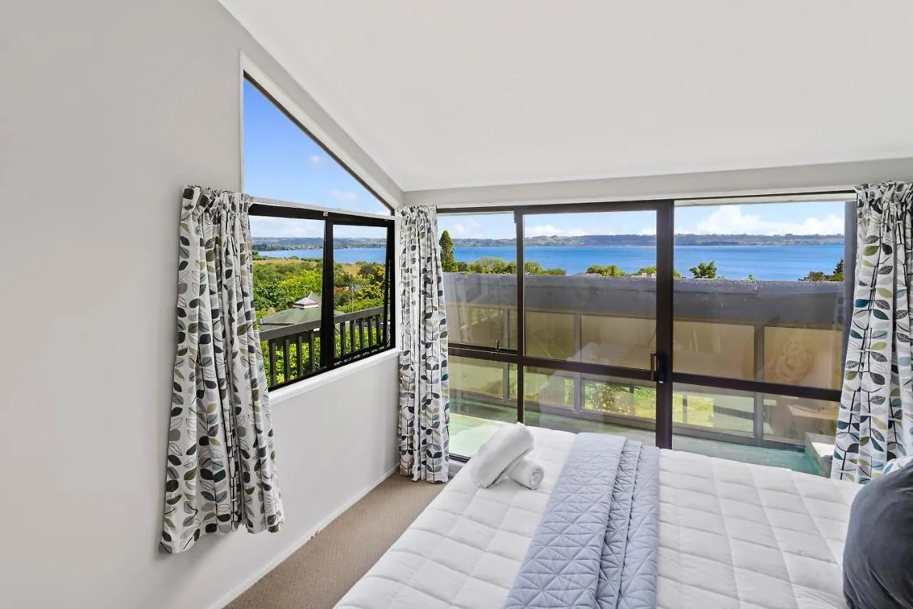 Сasa de vacaciones The Bird House - Kawaha Point, Rotorua. Stylish Six Bedroom Home With Space, Views And Relaxed Atmosphere