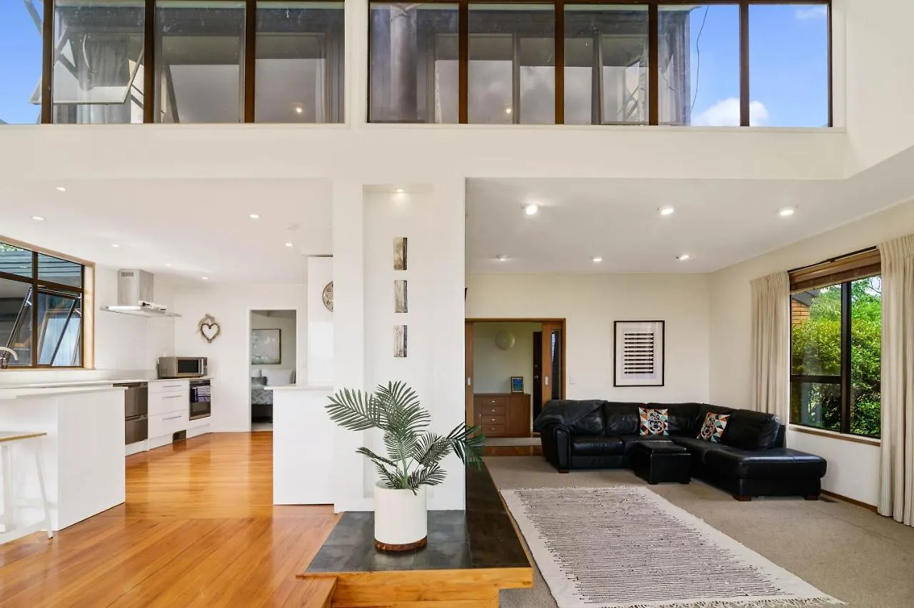 The Bird House - Kawaha Point, Rotorua. Stylish Six Bedroom Home With Space, Views And Relaxed Atmosphere 0*, Rotorua