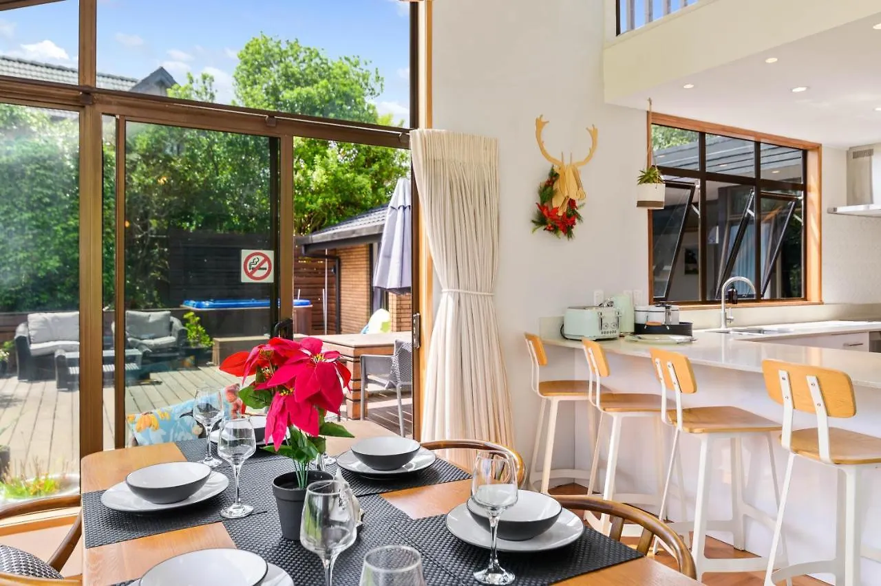 Сasa de vacaciones The Bird House - Kawaha Point, Rotorua. Stylish Six Bedroom Home With Space, Views And Relaxed Atmosphere