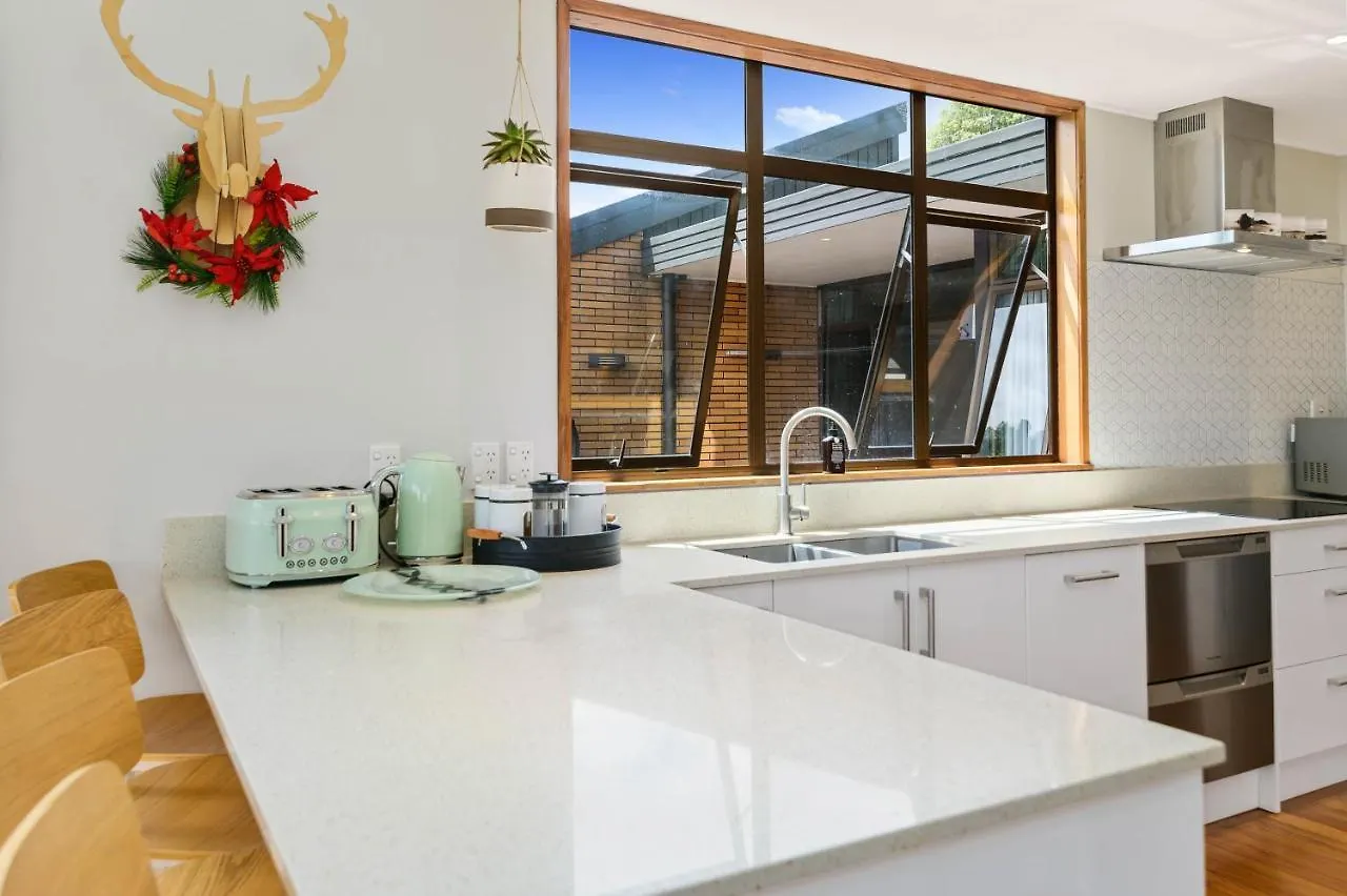 The Bird House - Kawaha Point, Rotorua. Stylish Six Bedroom Home With Space, Views And Relaxed Atmosphere Сasa de vacaciones Rotorua