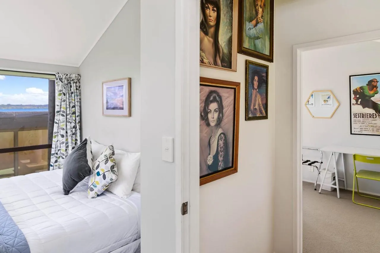 The Bird House - Kawaha Point, Rotorua. Stylish Six Bedroom Home With Space, Views And Relaxed Atmosphere Rotorua