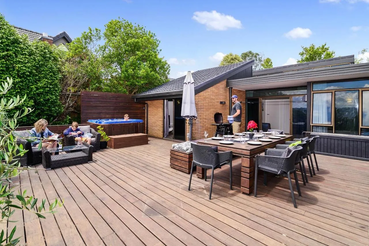 The Bird House - Kawaha Point, Rotorua. Stylish Six Bedroom Home With Space, Views And Relaxed Atmosphere ロトルア