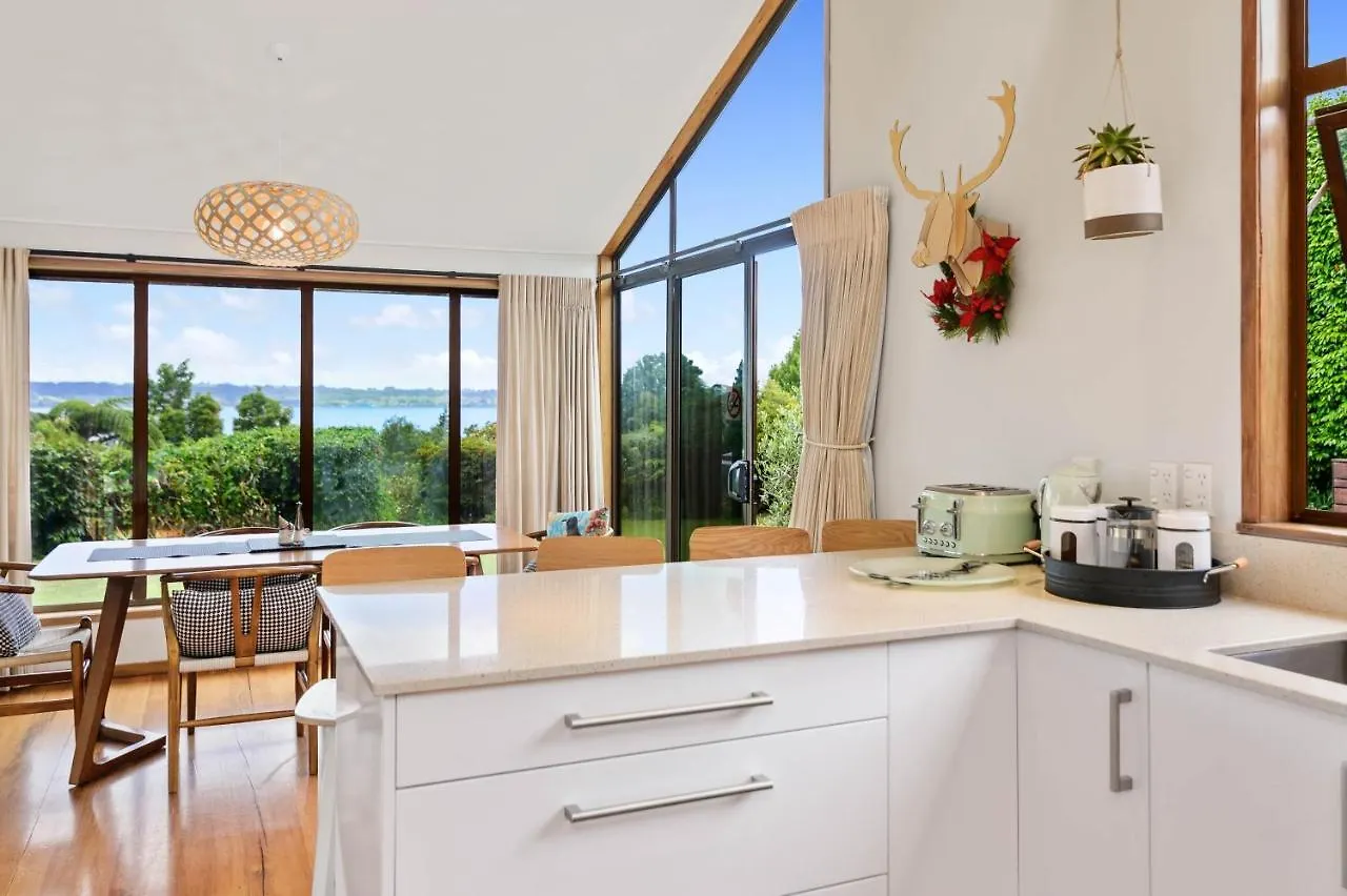 Сasa de vacaciones The Bird House - Kawaha Point, Rotorua. Stylish Six Bedroom Home With Space, Views And Relaxed Atmosphere