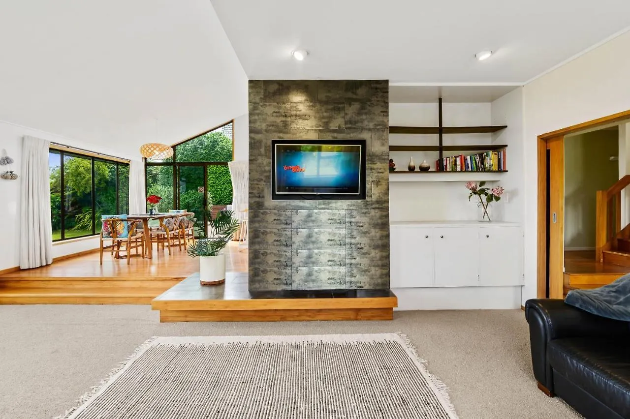 The Bird House - Kawaha Point, Rotorua. Stylish Six Bedroom Home With Space, Views And Relaxed Atmosphere 0*, ロトルア