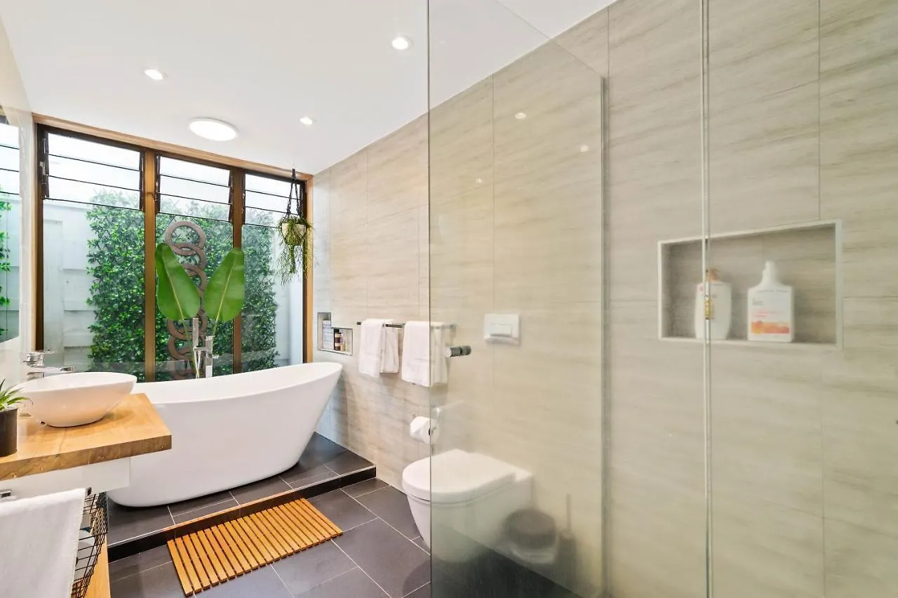 The Bird House: Stylish Rotorua Retreat with Lake Views Holiday home