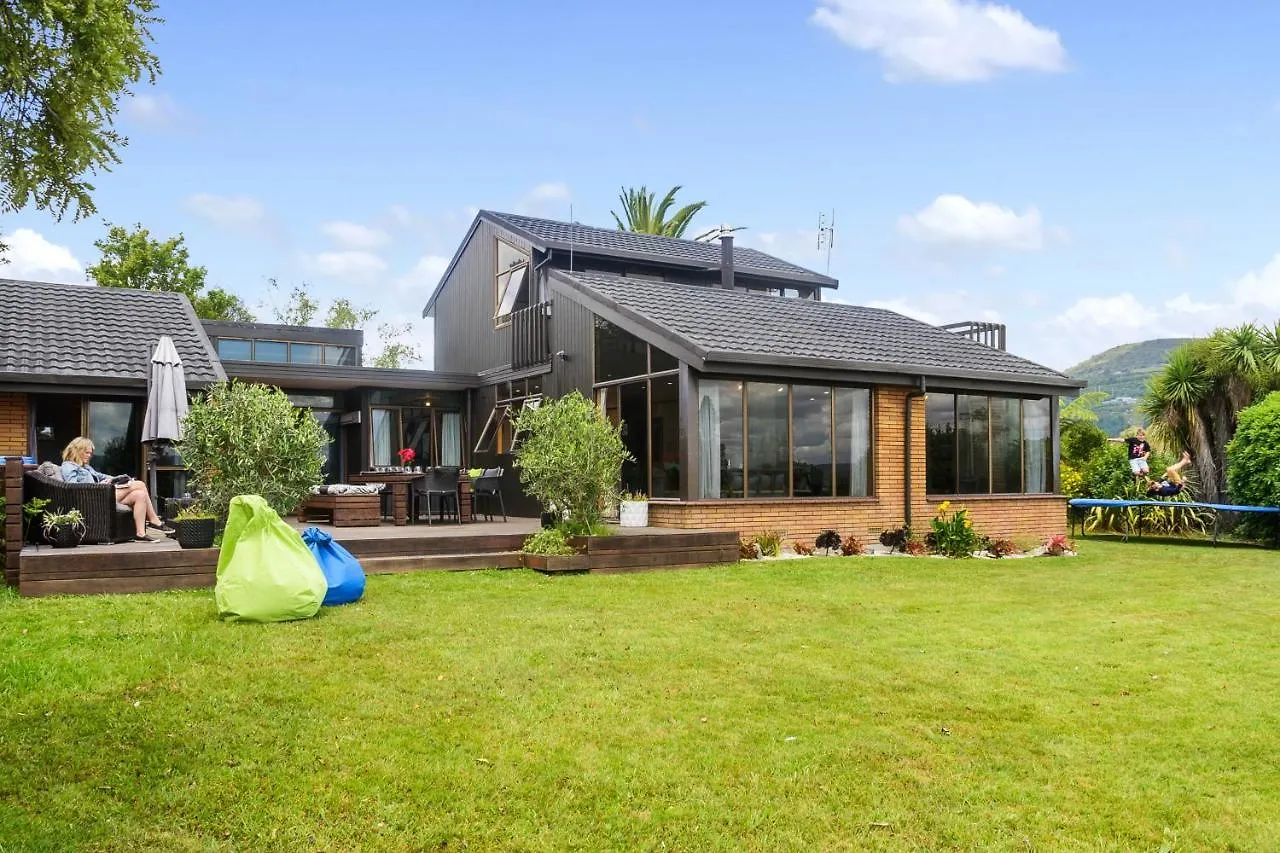 The Bird House: Stylish Rotorua Retreat with Lake Views New Zealand