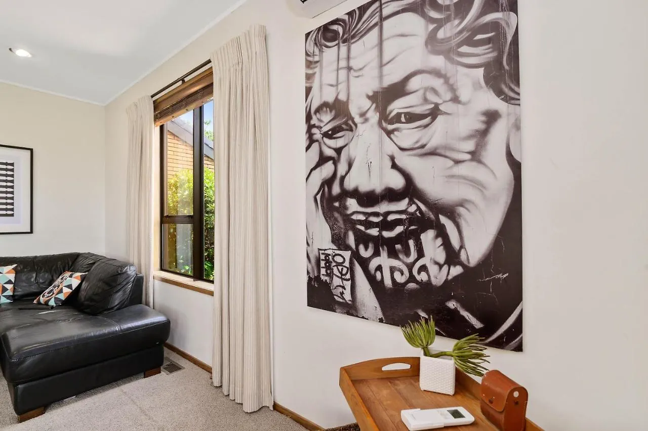 The Bird House: Stylish Rotorua Retreat with Lake Views Holiday home