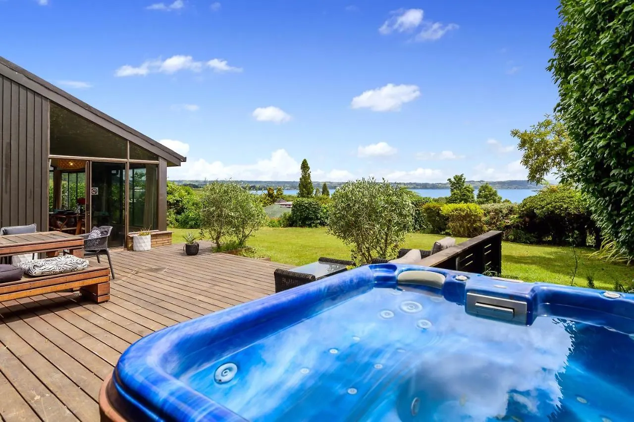 The Bird House: Stylish Rotorua Retreat with Lake Views 0*,  New Zealand