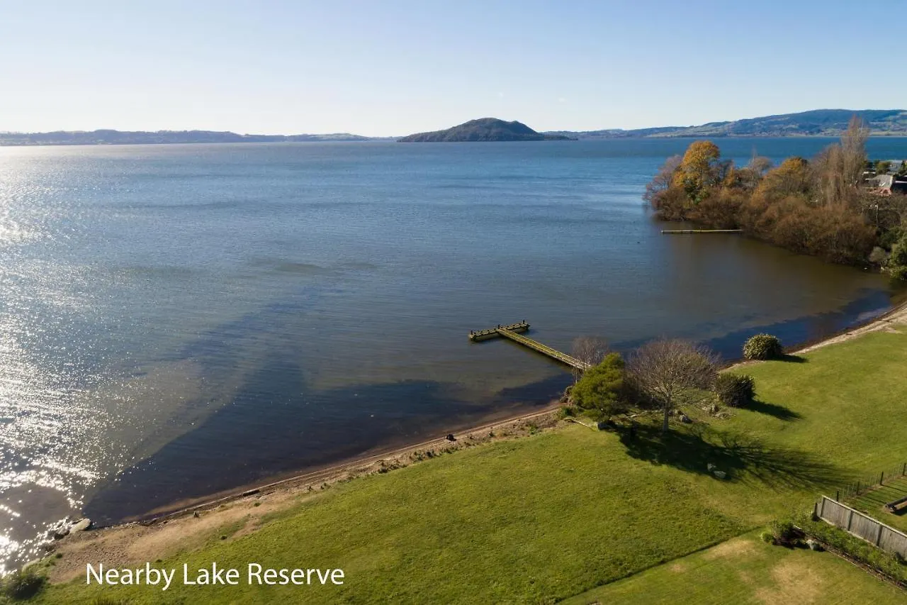The Bird House: Stylish Rotorua Retreat with Lake Views